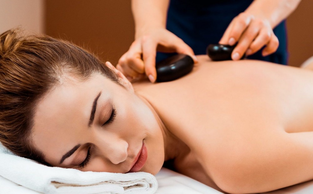 التدليك بالحجر الساخن Massage التدليك بالحجر الساخن Massage